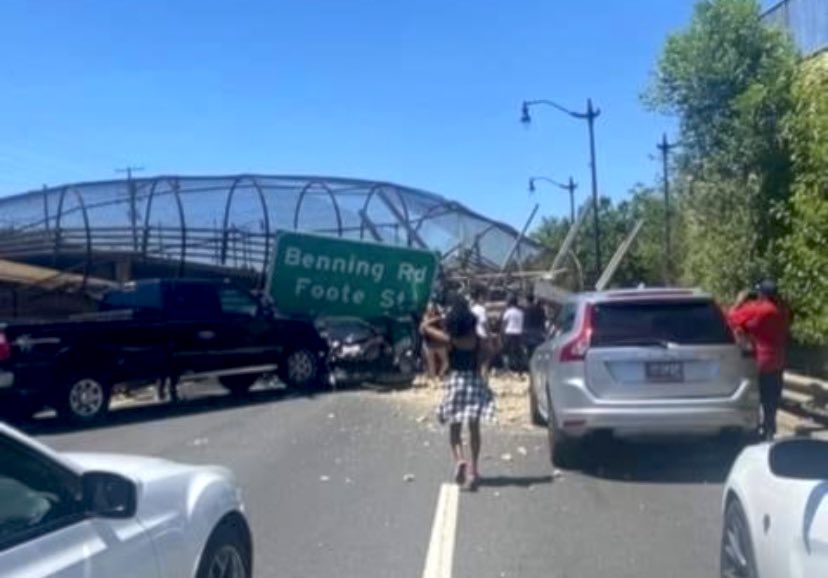 ▲美國華府一條公路上方的人行陸橋今天坍塌，造成5人受傷送醫，並導致交通打結數小時。（圖／翻攝自推特@JackPosobiec）