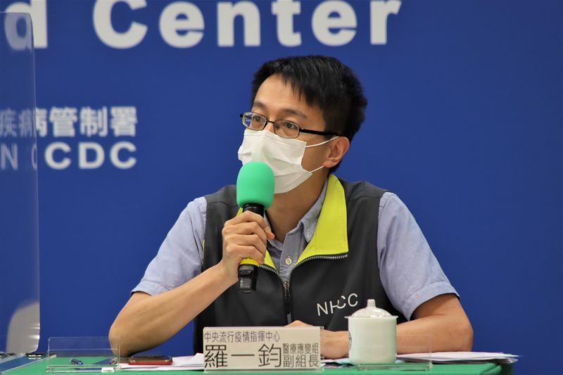 ▲羅一鈞今(24)日證實,年輕男性接種mRNA疫苗生心肌炎的比率比預期高,不過整體而言施打mRNA疫苗依然利大於弊。(圖/指揮中心提供)