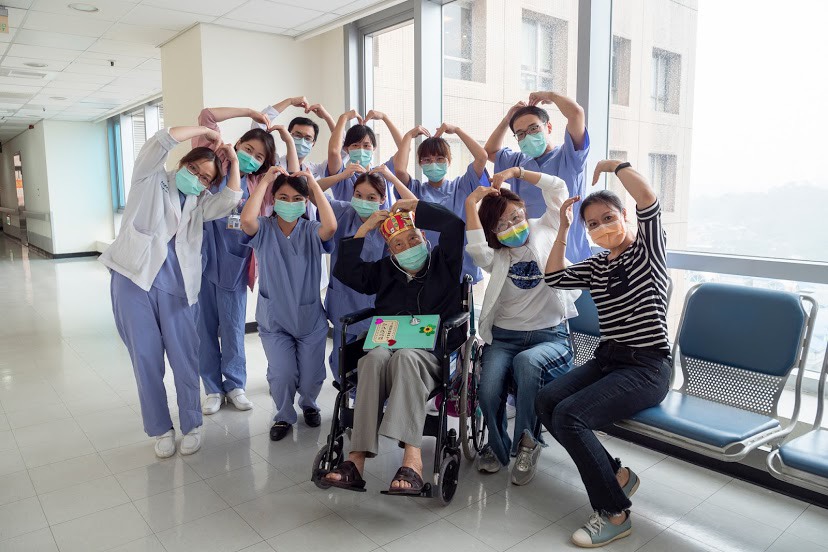 ▲雙和醫院表示，高齡102歲的新冠肺炎患者－張爺爺，經過3週的治療，已於昨（23）日康復出院。（圖／雙和醫院提供）