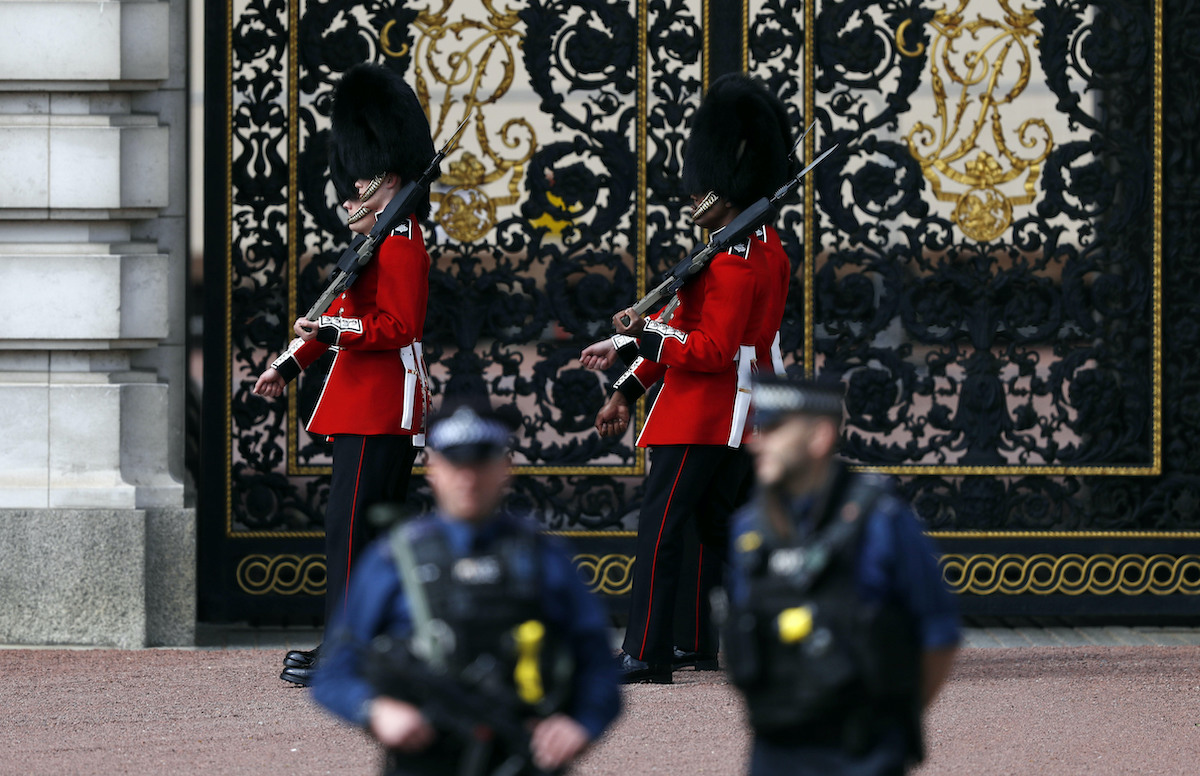 英國王室黑暗一週　女王確診兩個兒子傳醜聞
