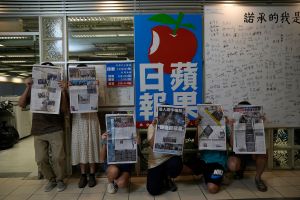 ▲香港《蘋果日報》被迫關門，24日出刊最後一份報紙，並向訂閱用戶寄電子郵件，公告停止服務。（圖／美聯社／達志影像）