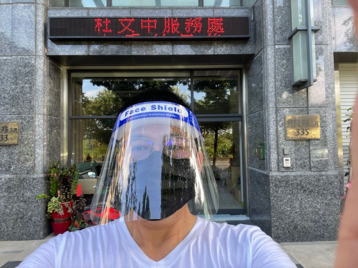 ▲新竹縣議員杜文中和熱心公益企業，捐出1萬個「防飛沫的護目面罩」給竹北市公寓大樓的管理、保全人員。（圖／杜文中提供）