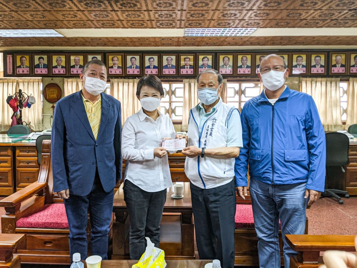 ▲台中市議長張清照(右一)及前議長張清堂(左一)媒合下，清水紫雲巖捐贈中市府2000萬元防疫金，市表盧秀燕向廟方致謝(圖／市政府提供2021.6.24)