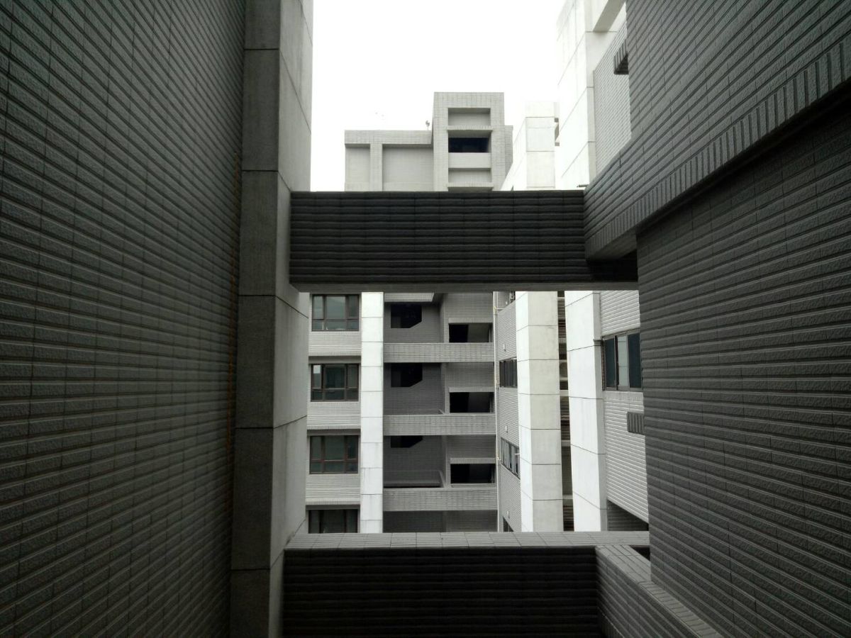 ▲棟距較近的房屋，通風較差、室內也較悶熱。（圖／NOWnews資料照片）