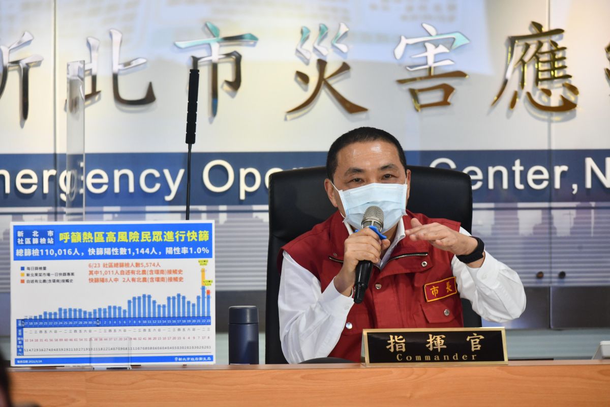 ▲新北市長侯友宜強調，病毒不分顏色，也不分你跟我，大家要團結在一起，因為我們的敵人只有一個，就是「病毒」。（圖／新北市政府提供）