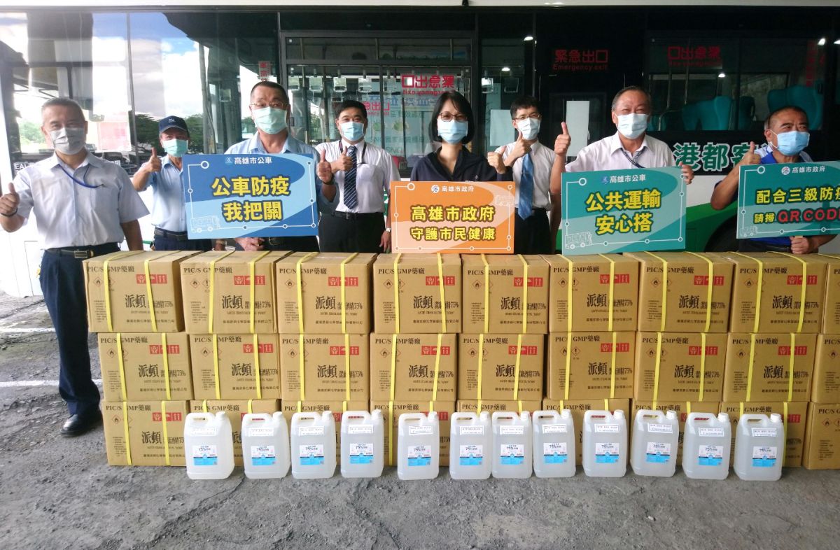 ▲高雄市政府交通局提供消毒酒精給公車客運業者，以提供民眾安全的搭車環境。(圖／記者黃守作攝，2021.06.24)