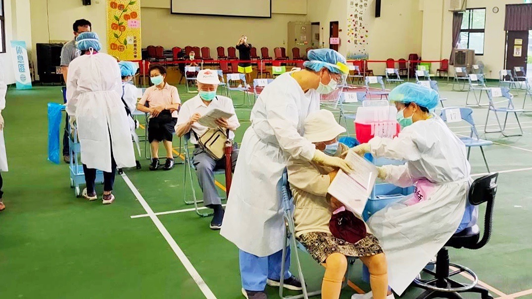 ▲高市府衛生局攜手高雄市醫師公會，逐步開放診所提供民眾COVID-19 疫苗接種服務。（圖／高市府衛生局提供）