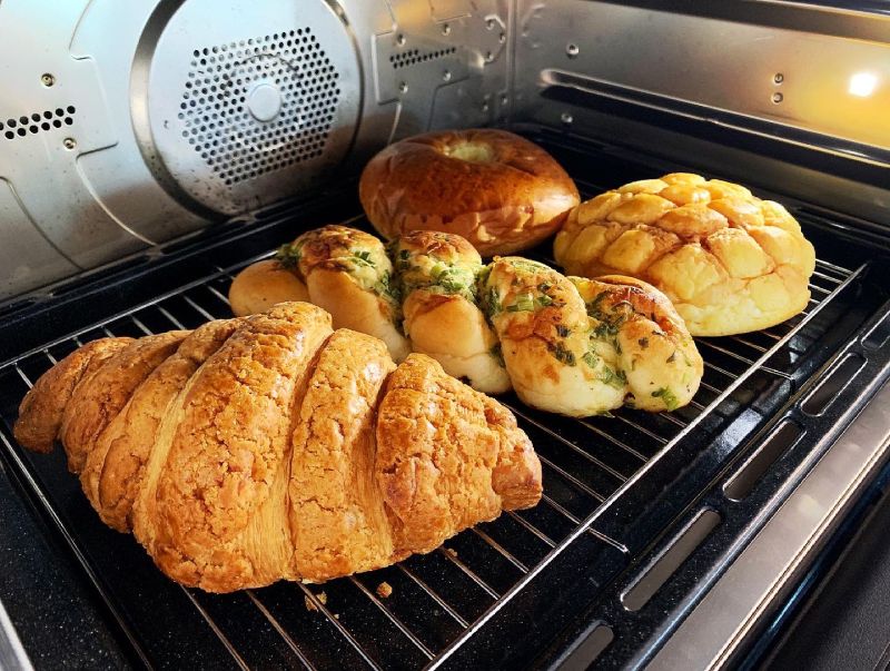▲只要將7-11賣的麵包微波約30秒，或是用烤箱回烤約3分鐘，就能在家吃到美味重現的麵包。