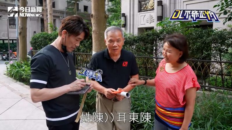 ▲羅時豐特別贈送給爸爸唱片,並送上親筆簽名