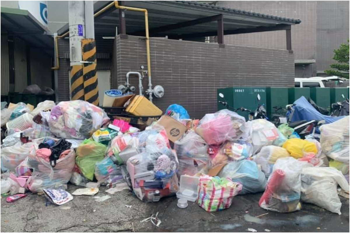 ▲這些照片內堆積如山的不是垃圾，而是外籍員工們的個人物品，這就是近日移工宿舍所面對的真實狀況。（圖／民眾提供）