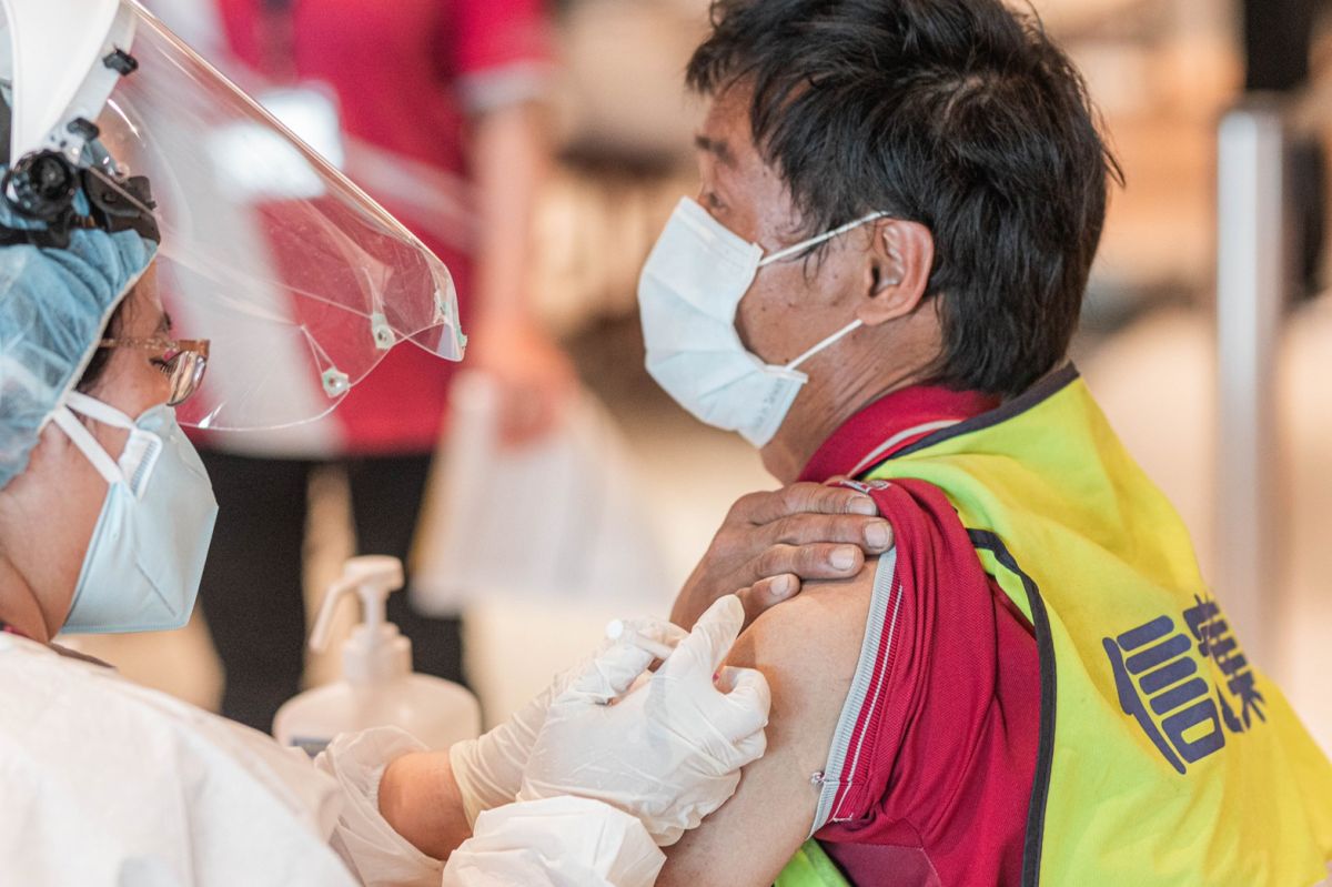 ▲桃園市近日出現2名長者施打疫苗後，身體出現不適送醫後不治的案例。（圖／資料照片，與當事者無關）