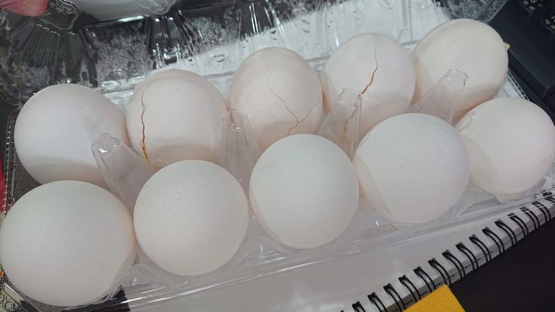 ▲有網友發現，放在冰箱內冷藏區的雞蛋，才剛買來三天就有一半破裂，忍不住上網求助。（圖／翻攝《廚藝公社》）