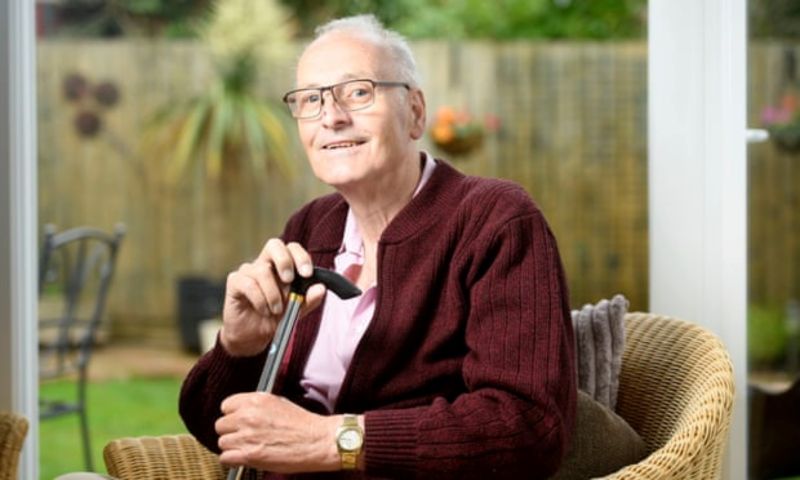 ▲現年72歲的英國籍老翁史密斯確診長達10個月，可說是至今罹患2019冠狀病毒疾病（COVID-19）持續最久的病例。（圖／翻攝自英國衛報）