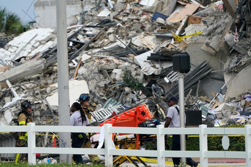 ▲美國佛州靠近邁阿密海灘（Miami Beach）的一棟濱海公寓高樓今晨部分坍塌，造成至少1人死亡、99人失聯。有美媒指出，巴拉圭第一夫人的姊妹也在失聯名單上。（圖／美聯社／達志影像）