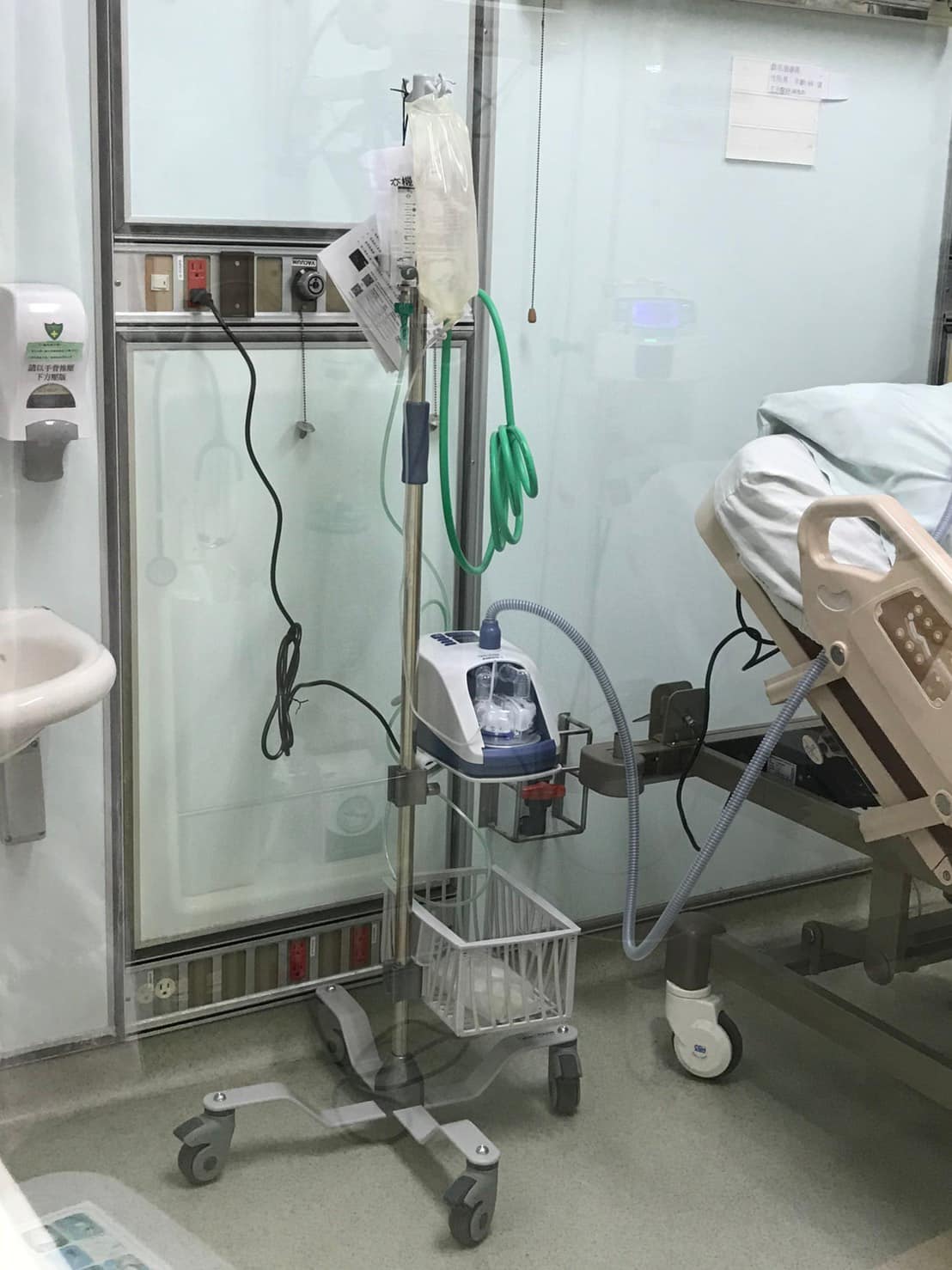 ▲藝人賈永婕募捐予醫院的HFNC，獲得「救命神器」美名，衛福部緊急採購的550部HFNC也已到貨。（圖／NOWnews資料照，賈永婕臉書）