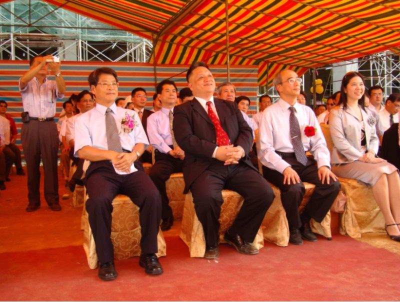 ▲創辦人張世鈺（中），右一標準銀行代表，右二是陳茂榮，左邊是當時的宜蘭縣長呂國華