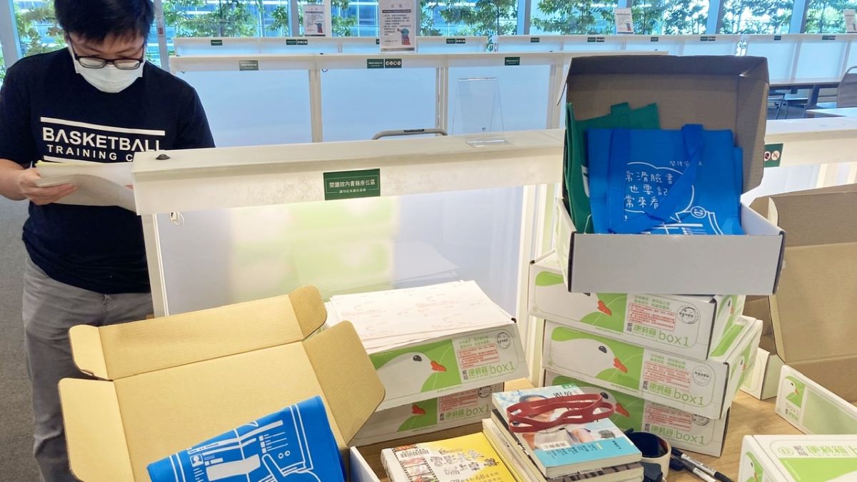 ▲「閱讀袋著走-防疫版 」讀者可於線上免費申請書箱宅配到府服務。（圖／高市圖提供）