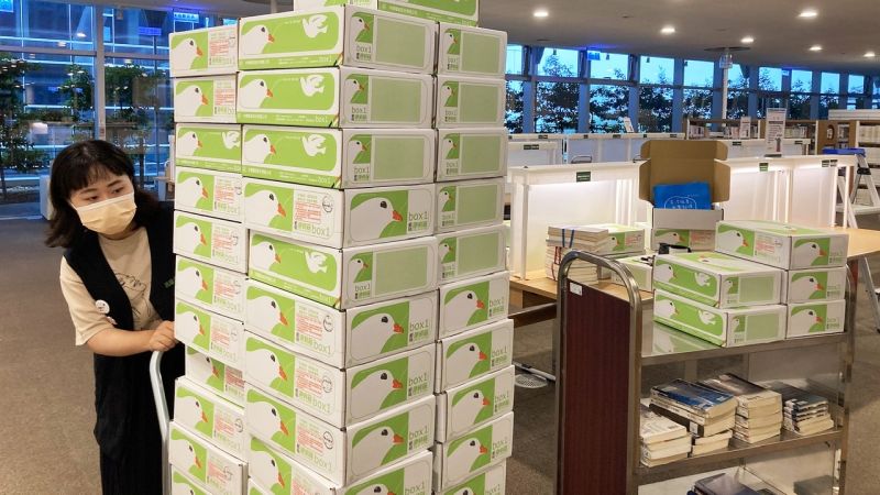 ▲圖書館會以宅配方式將限量書箱寄送到府,每盒書箱除了有7本精選書籍還隨機附上書袋。(圖/高市圖提供)