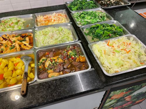 ▲快速帶走且有肉有菜的便當，是外食族的熱門選擇之一。網路調查網友最愛排骨便當，最不能接受的配菜則是三色豆。（示意圖／記者張嘉哲攝）