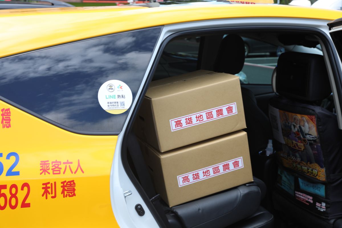 ▲5大車隊合計超過2,000台的計程車業者，20公里免運費宅配到府服務。（圖／高市府農業局提供）
