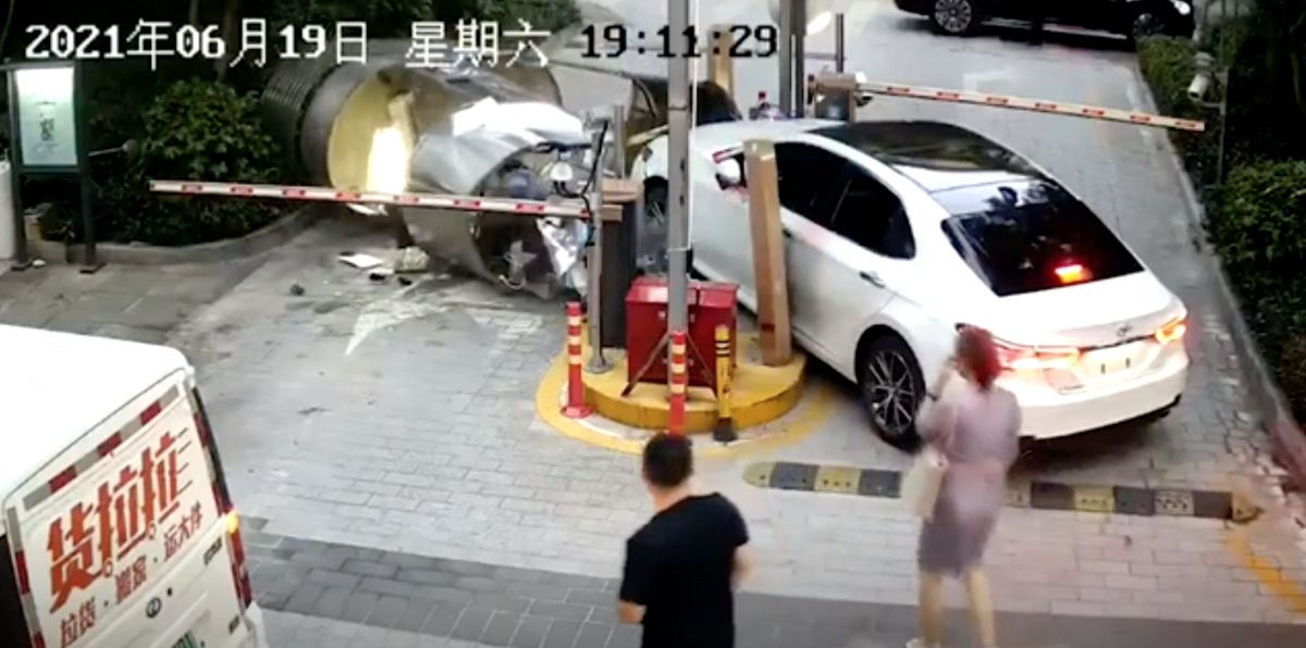 ▲深圳一位女駕駛，直接開車衝入撞倒社區警衛亭，且當時還有保全在裡面，場面驚險。（圖／美聯社AP/Viralpress）