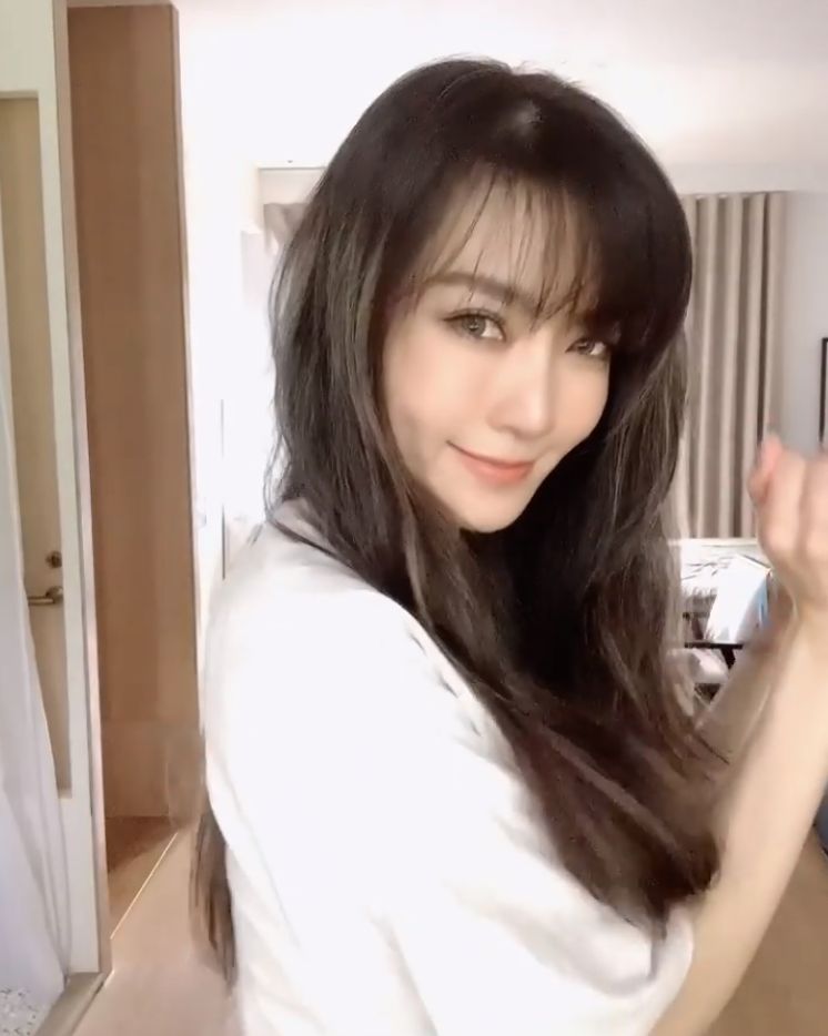 ▲▼謝金燕放音樂,隨興扭動身軀,一雙電眼迷人。(圖/謝金燕臉書)