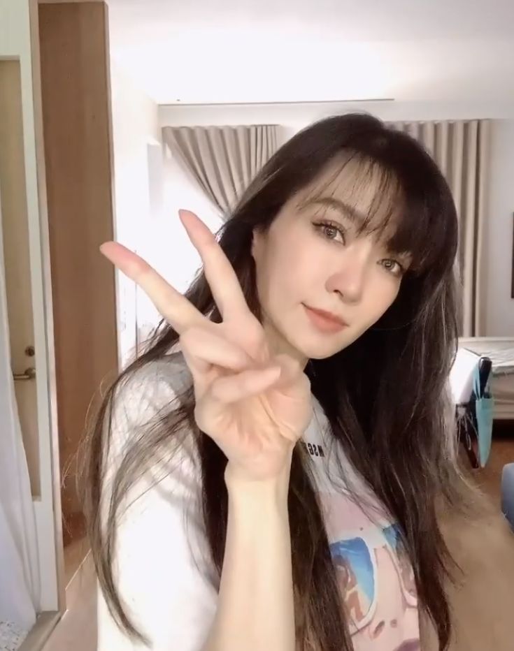 ▲▼謝金燕放音樂,隨興扭動身軀,一雙電眼迷人。(圖/謝金燕臉書)