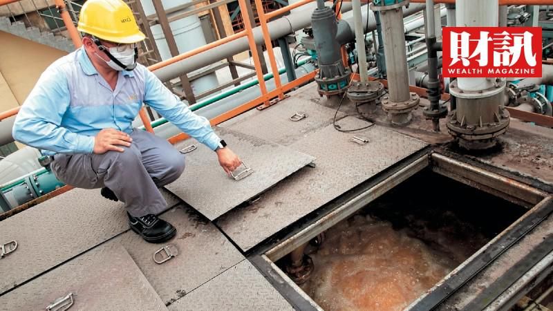 ▲過去5年，李長榮化工在高雄廠汙水槽內安裝自行研發的MBR ，不斷地進行測試。 （圖／財訊雙周刊）