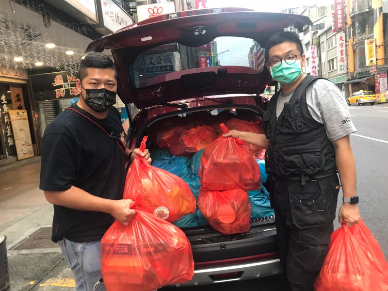 ▲草爺(左)與林又青親自開車運送物資。(圖/紅心字會提供)