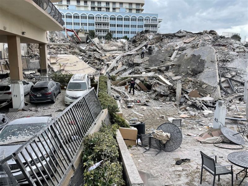 ▲美國佛州靠近邁阿密海灘的一棟大樓部分坍塌，美聯報導，已知死亡人數增至4人，159人仍下落不明。（圖取自twitter.com/miamidadefire）