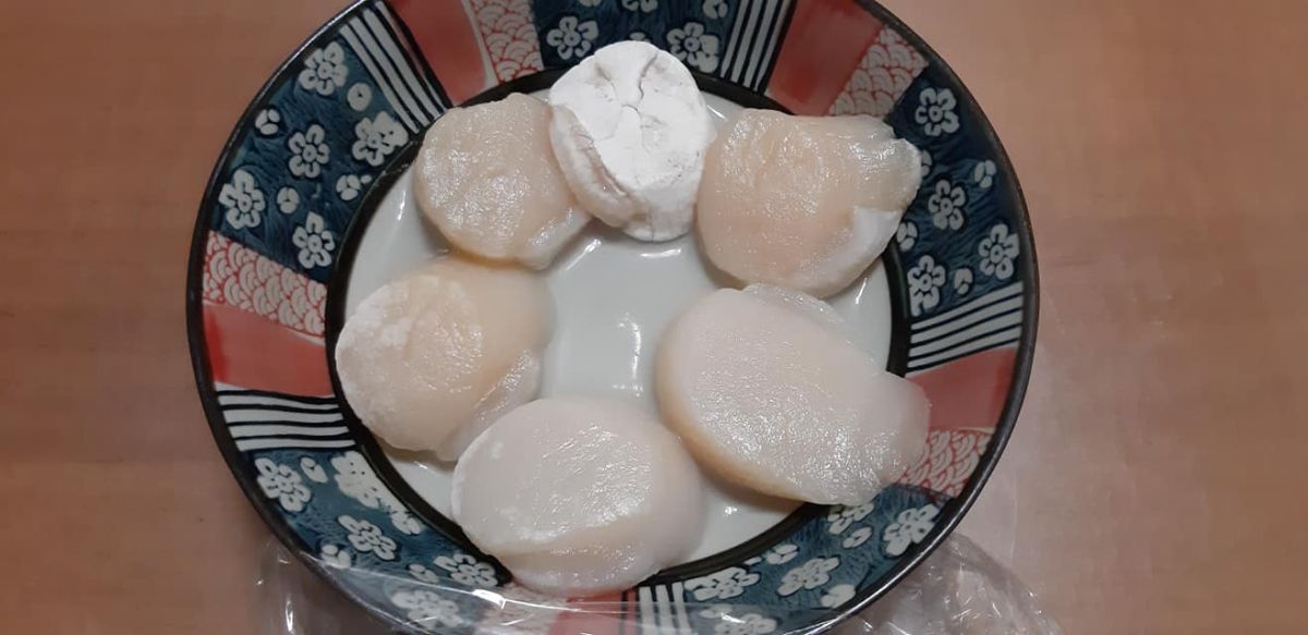 ▲有民眾表示，自己買了一包干貝，退冰卻發現有一顆變成「雪白色」。（圖／翻攝廚藝公社）