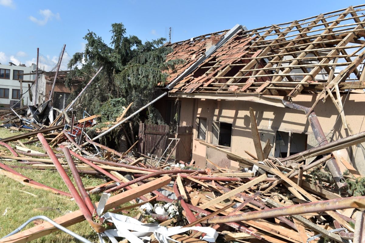 ▲捷克東南部遭受罕見龍捲風襲擊，法新社引述當地警方今天的說法報導，至少造成5人死亡，63人受傷，其中10人重傷。美聯社則報導，至少5人死亡，數百人受傷。（圖／美聯社／達志影像）