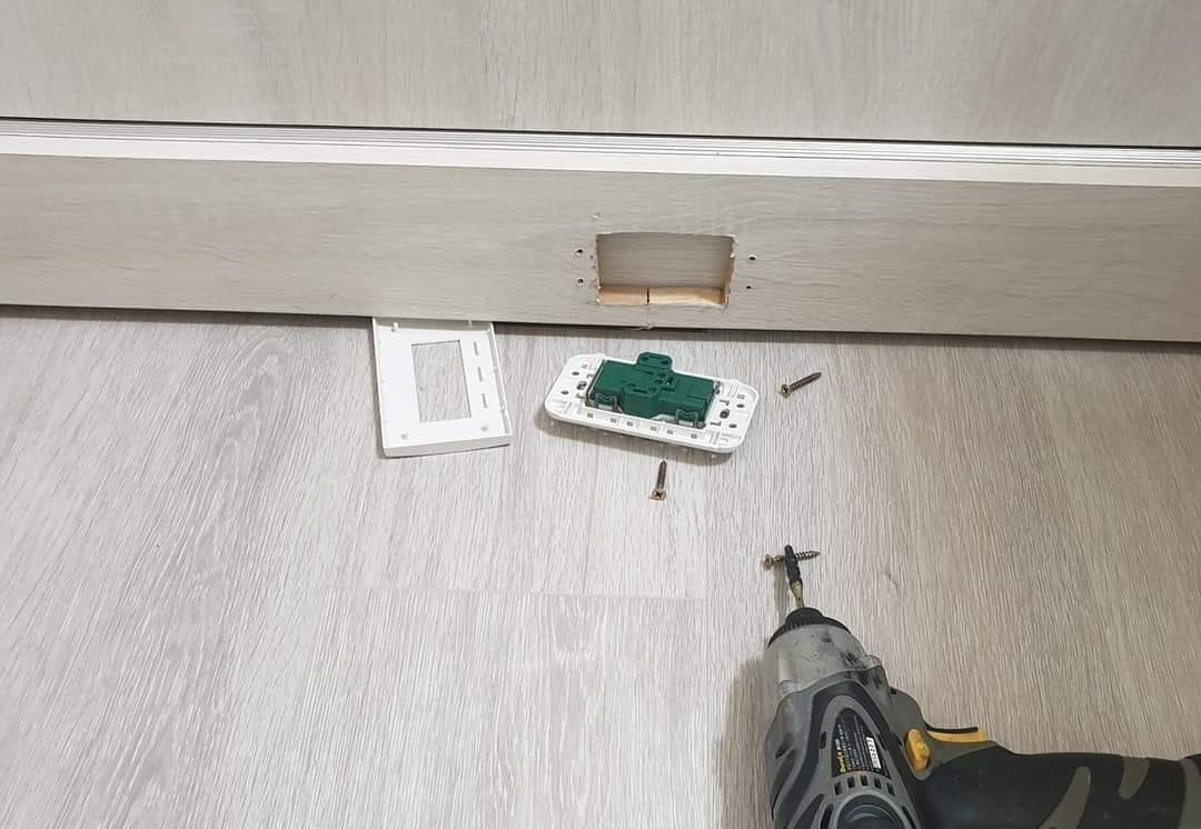 ▲網友拆下自家插座後赫然發現，背後空蕩蕩根本沒有配線。（圖／翻攝自《爆廢公社二館》臉書）