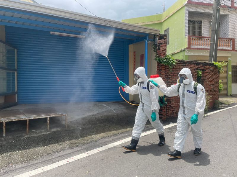 ▲印度變異株入侵屏東!陸軍39化學兵群於屏東枋山鄉、楓港村等地進行消毒作業。(圖/39化學兵群提供)