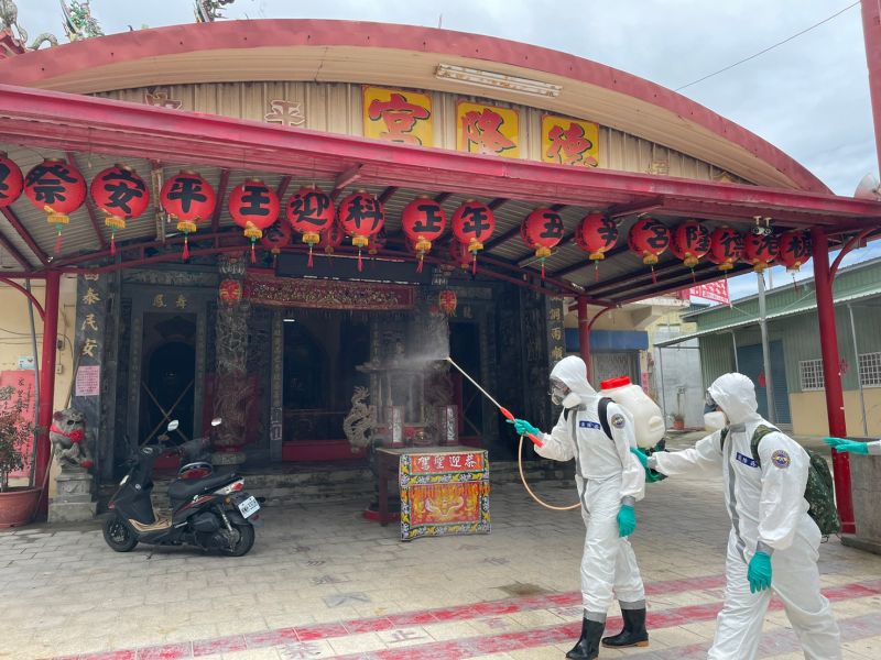 ▲印度變異株入侵屏東!陸軍39化學兵群於屏東枋山鄉、楓港村等地進行消毒作業。(圖/39化學兵群提供)