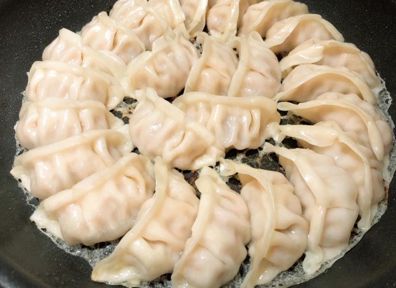 ▲女網友學會煎餃的撇步。(圖/翻攝自《Costco好市多