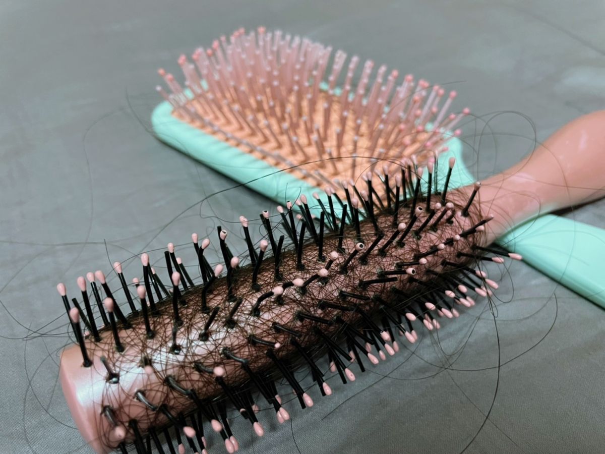 ▲有一名女網友發文，分享一個「超好用神器」，讓她清理卡在梳子上的頭髮，變得方便許多，貼文一出，引起熱議。（圖／記者 郭佩蓉攝）