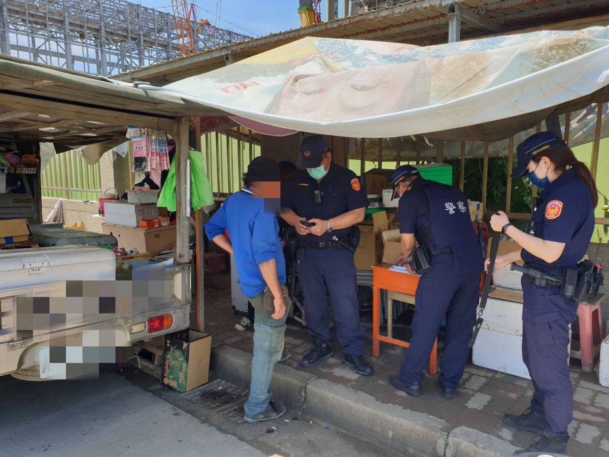 ▲三級警戒期間所有餐飲業都只能外帶不可內用，攤販也不例外。大園警方查獲流動攤販提供顧客群聚喝酒飲食，函送衛生局開罰。（圖／大園分局提供）