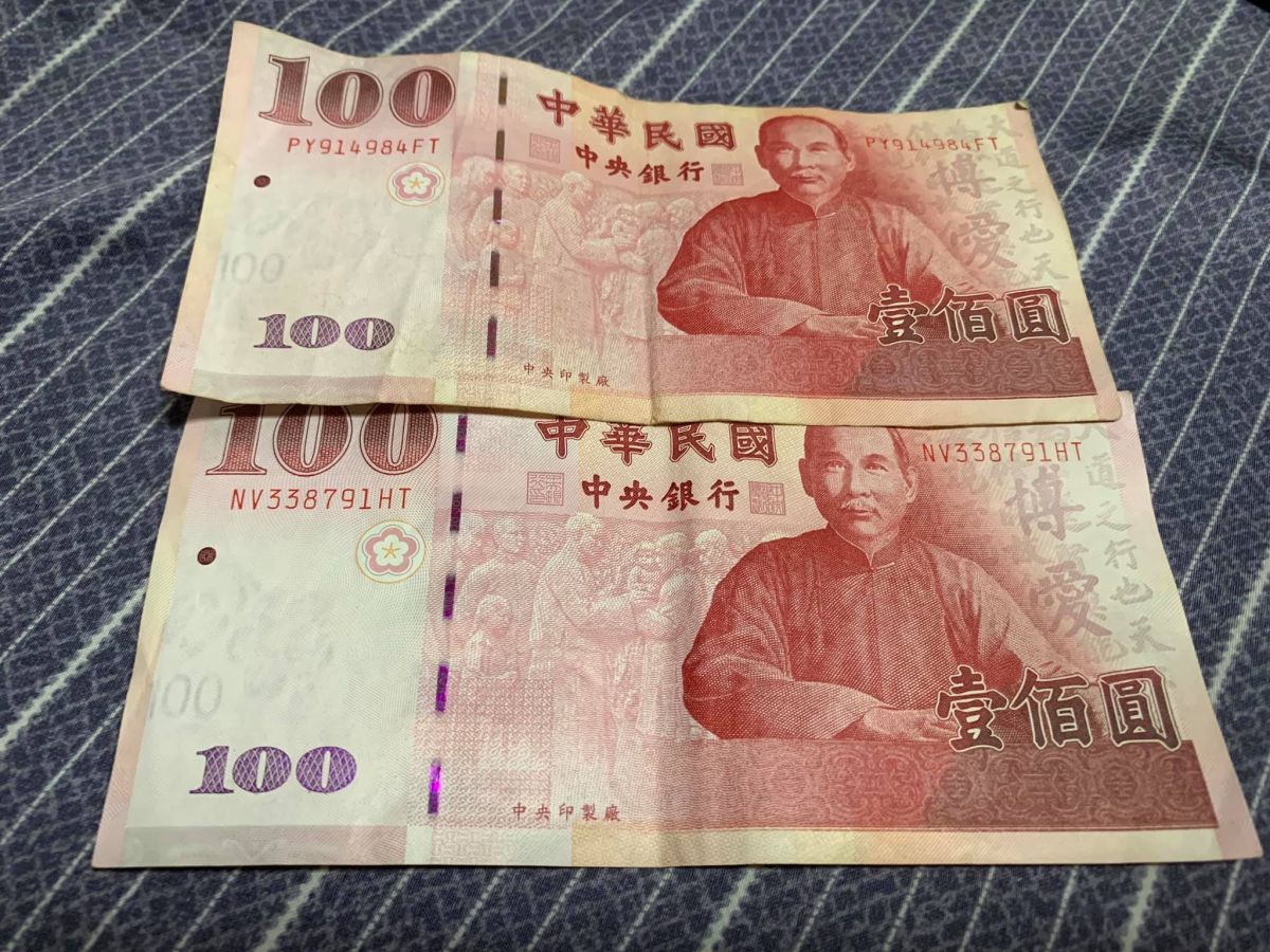 ▲有網友發現手中的兩張百元鈔，防偽線位置相差許多。（圖／翻攝《爆系知識家》）