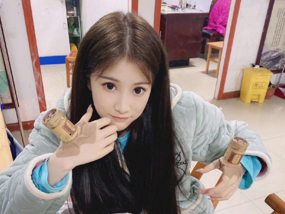 ▲沐瑩瑩直播走光，帳號遭停用。（圖／沐瑩瑩微博）