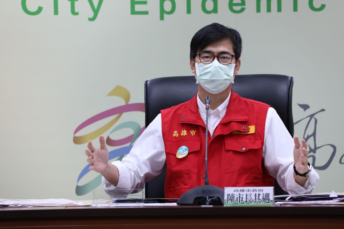 ▲高雄市長陳其邁重申，「疫苗輪到你打就該你去打，沒輪到你就不應有特權、不應有插隊，違反規定誰都一樣『就是處罰』，不要一再挑釁」。（圖／高雄市政府提供）