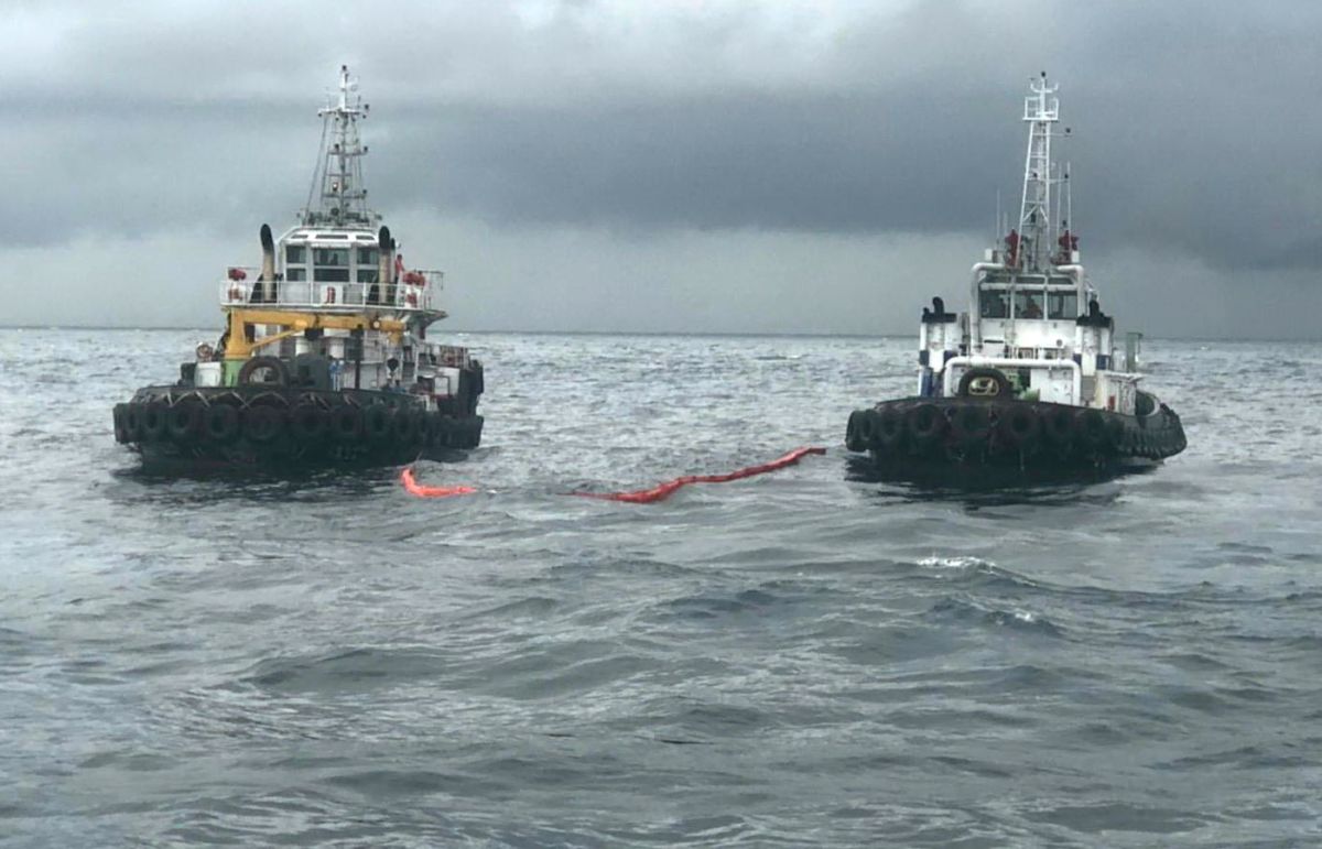 ▲台灣中油公司煉製事業部大林煉油廠高雄港外海2號浮筒發生油污洩漏事件，中油公司持續派出工作船及人員在海上清理殘餘油污。(圖／海洋保育署提供)
