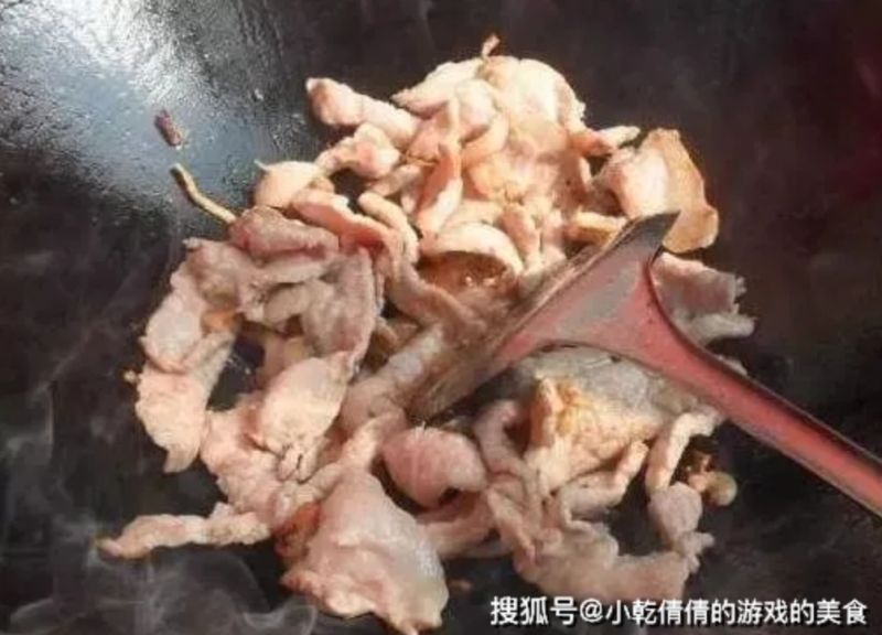 ▲搜狐號《小乾倩倩的遊戲的美食》分享在料理豬肉絲炒青菜時，「這步驟」很重要。（圖／翻攝自《小乾倩倩的遊戲的美食》）