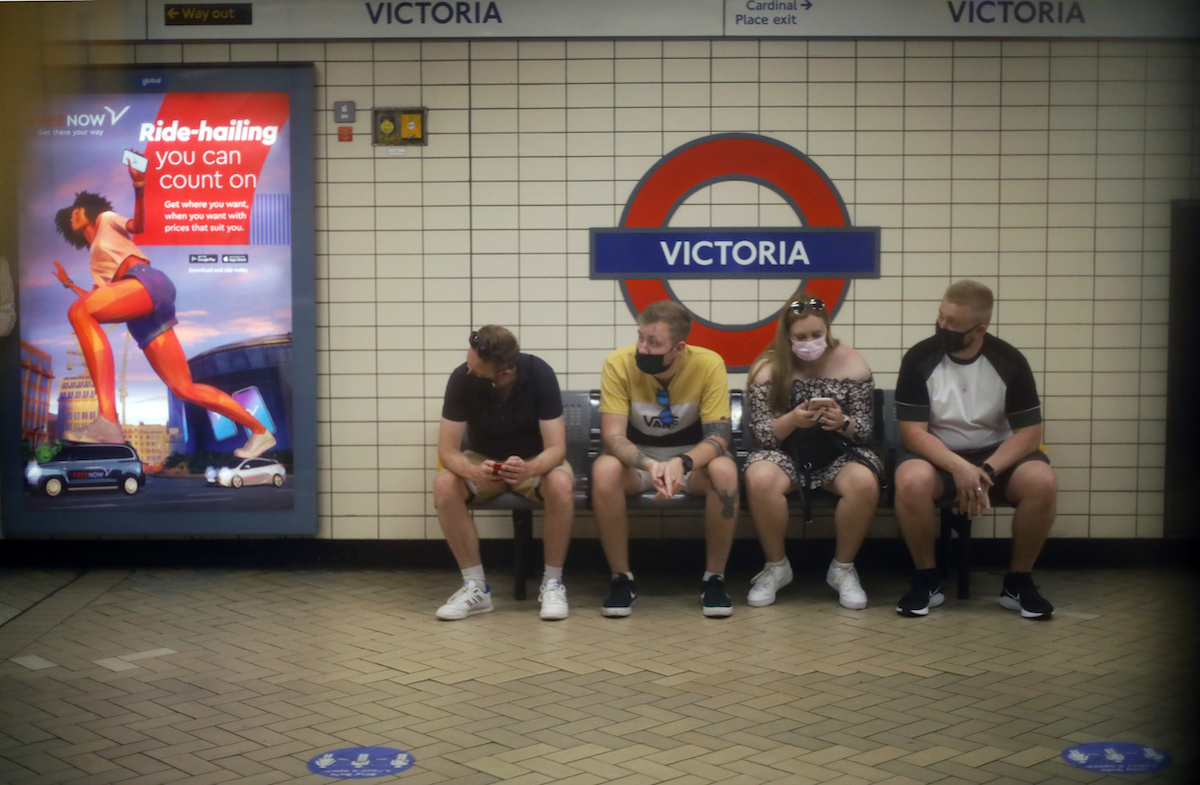 ▲由於新冠病毒Delta變種傳播，英國26日新增1.8萬例確診，創下2月5日以來新高。（圖／美聯社／達志影像）