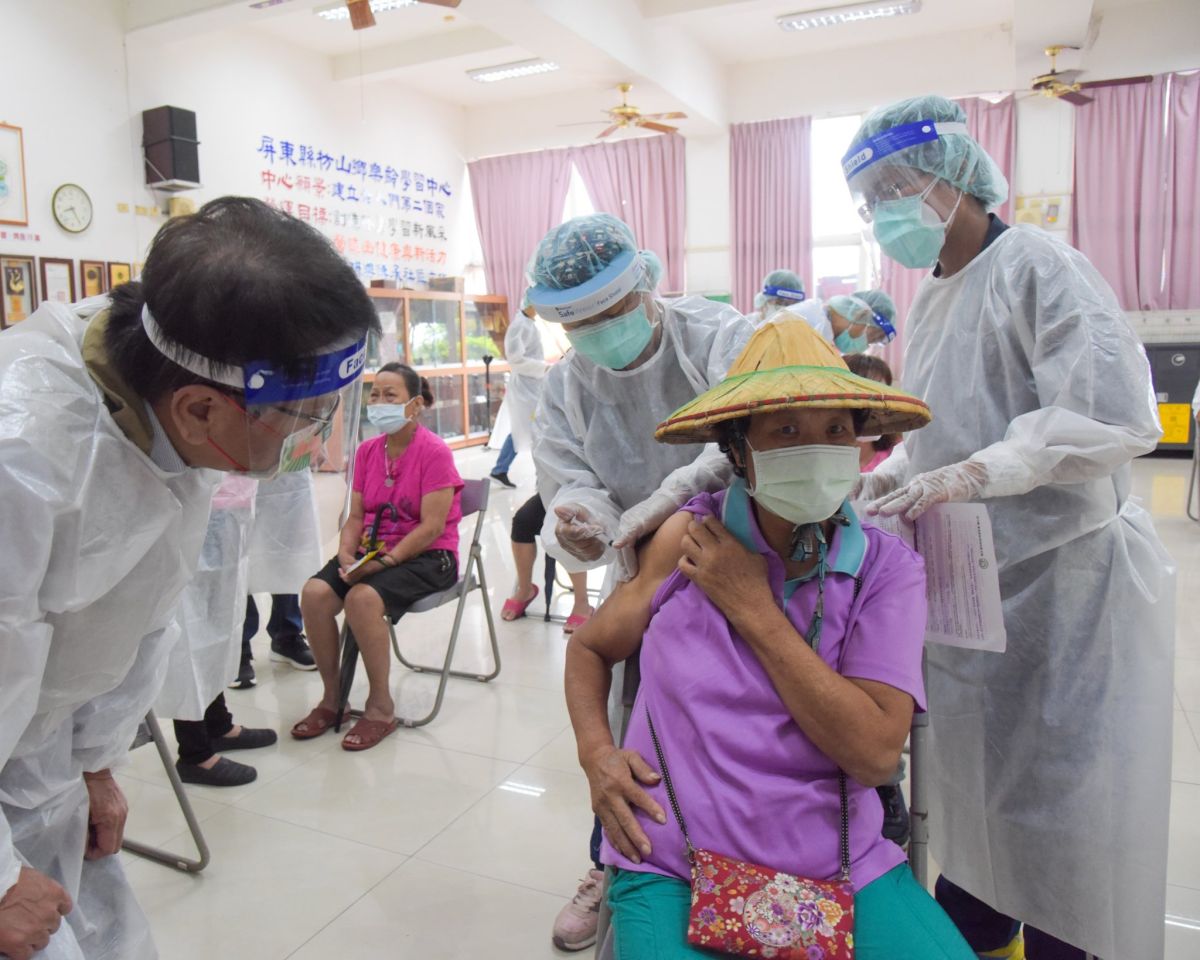 ▲屏東枋山鄉從秘魯返台的祖孫感染印度Delta變異株，連帶他們的鄰居祖孫也感染，屏東縣政府急打疫苗控制疫情。（圖／翻攝潘孟安臉書）