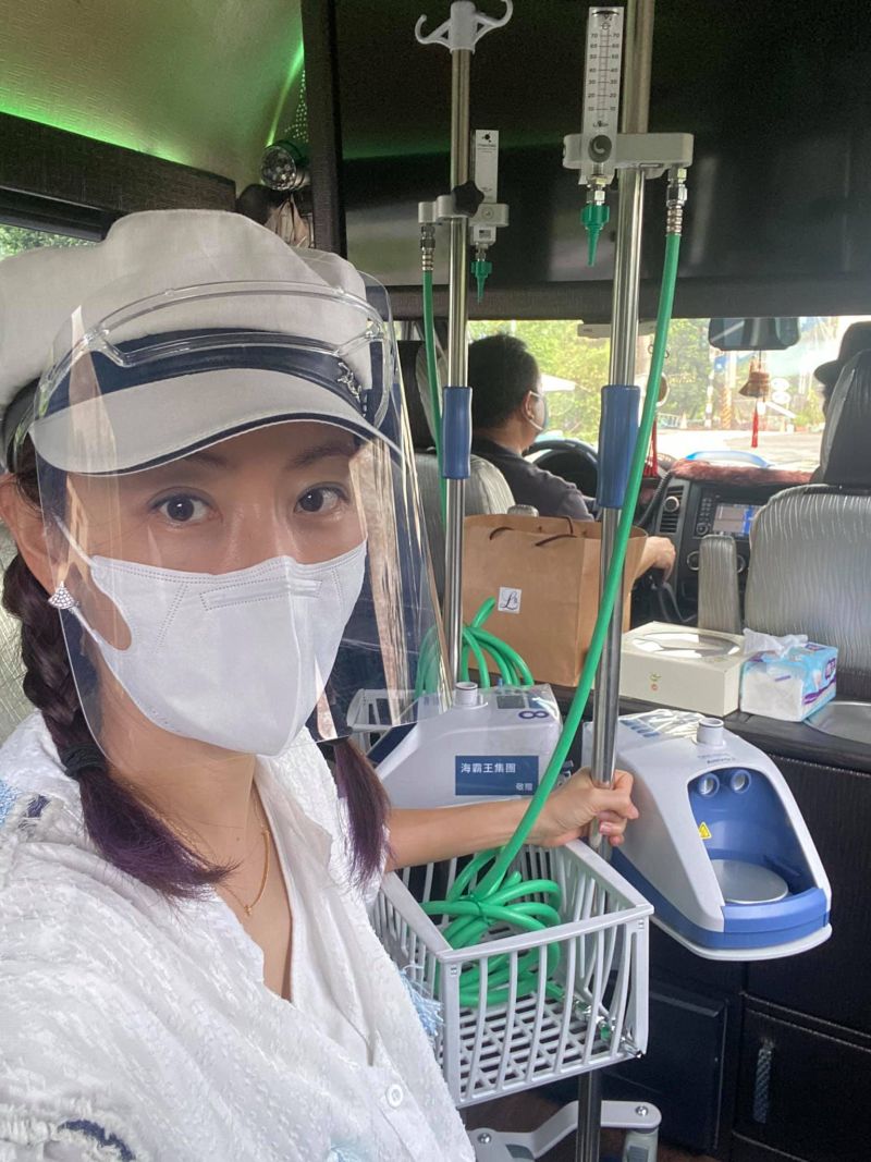 ▲賈永婕親自送HFNC到衛福部屏東部立醫院。(圖/翻攝賈永婕的跑跳人生臉書)