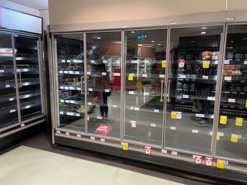 ▲雪梨、達爾文地區宣布封城前都出現恐慌性購買潮，超市內的貨架被一掃而空。（圖／翻攝自Twiiter@DavidTSimpson）