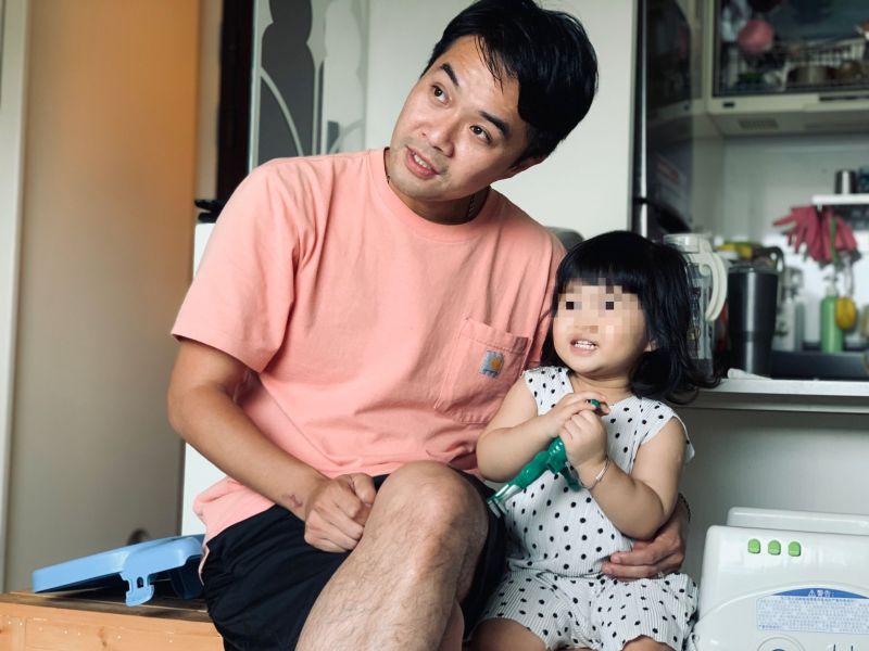 男星全職奶爸照顧女兒 綁頭髮手藝不輸美髮師