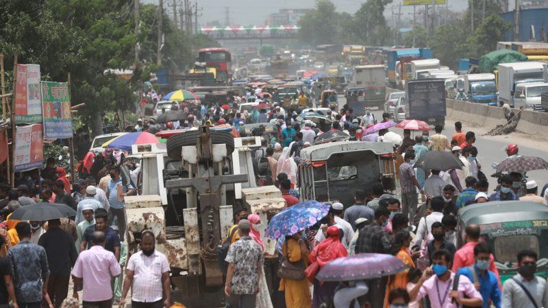 ▲孟加拉即將實施全國性的封城，許多民眾趕在週一（28）封城令生效前離開首都達卡回到家鄉避難。（圖／翻攝自Twitter@banglatribune)