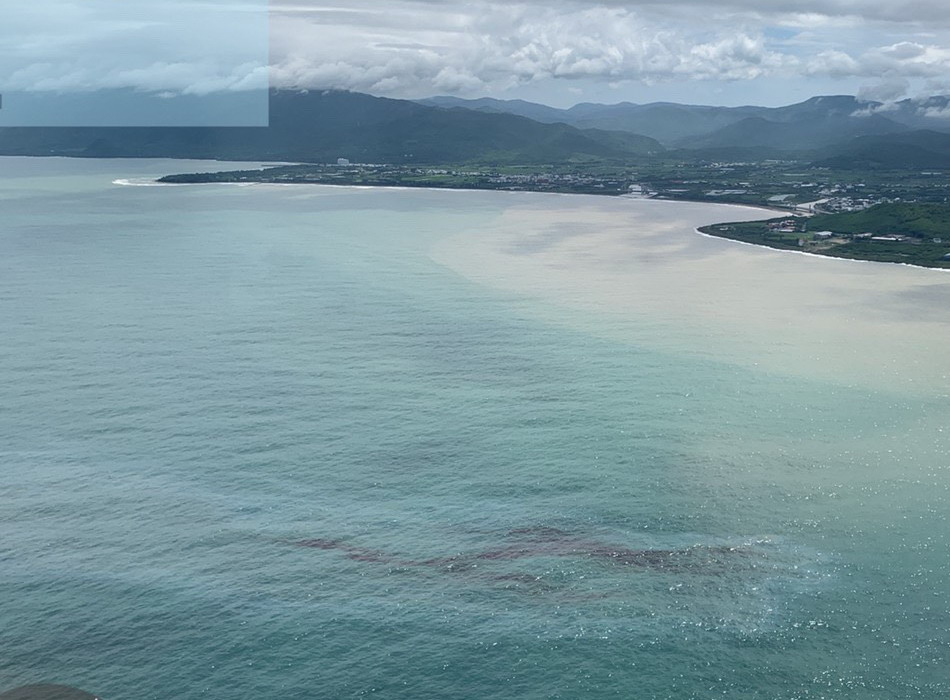 ▲台灣中油公司煉製事業部大林煉油廠高雄港外海2號浮筒發生油污洩漏事件，油污已漂到屏東恆春半島海域。(圖／海洋保育署提供)